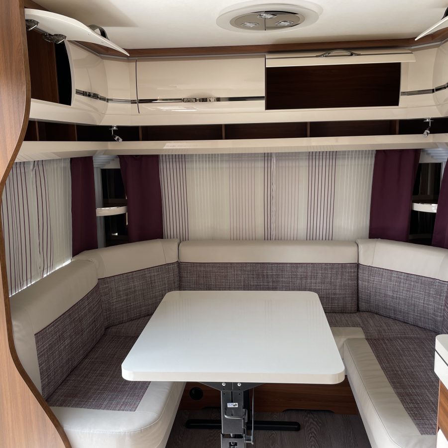 Caravane Hobby 495 UFE Excellent 2020 – 4 couchages – Simple essieu – Avec auvent occasion