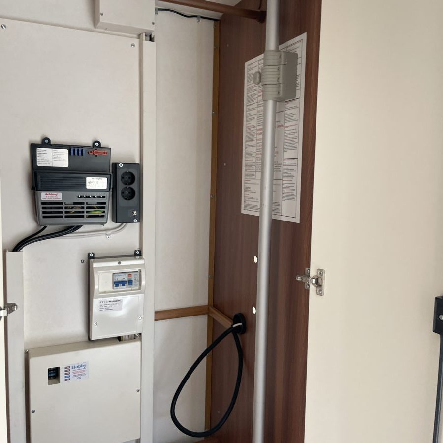 Caravane Hobby 495 UFE Excellent 2020 – 4 couchages – Simple essieu – Avec auvent occasion