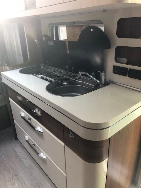 Caravane Hobby 540 UFF 2019 – 4 couchages – Simple essieu – 7.46m occasion