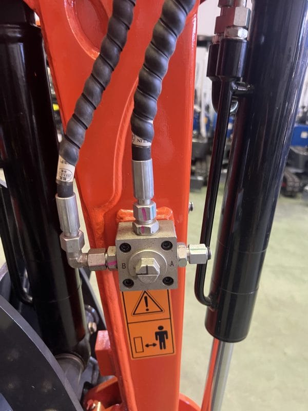 Excavatrice 1200 kg Moteur Kubota 3 Cylindres avec Chenilles Rétractables 74 cm neuve