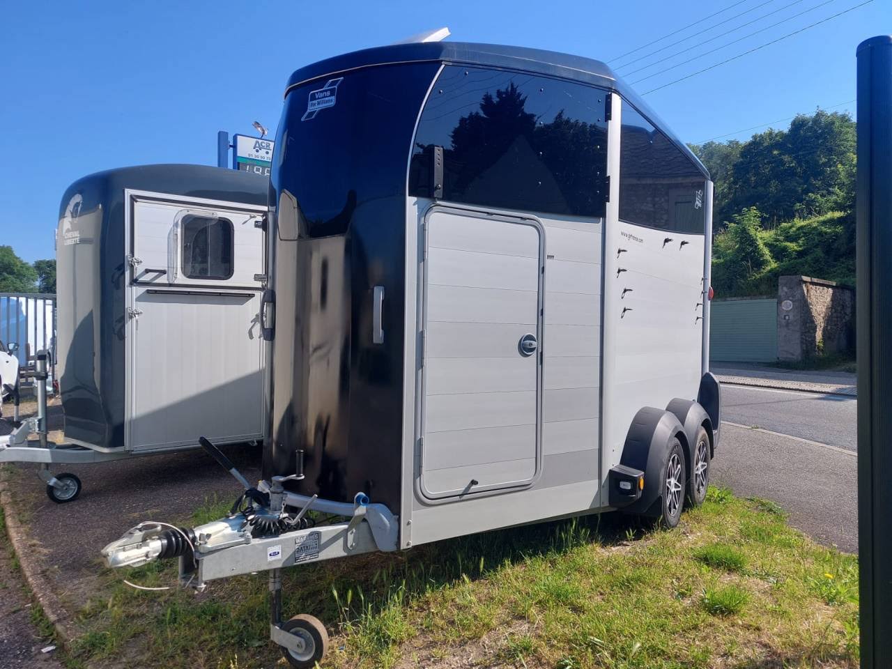 Van HBX511, 2 places pour chevaux spacieux – reconditionné