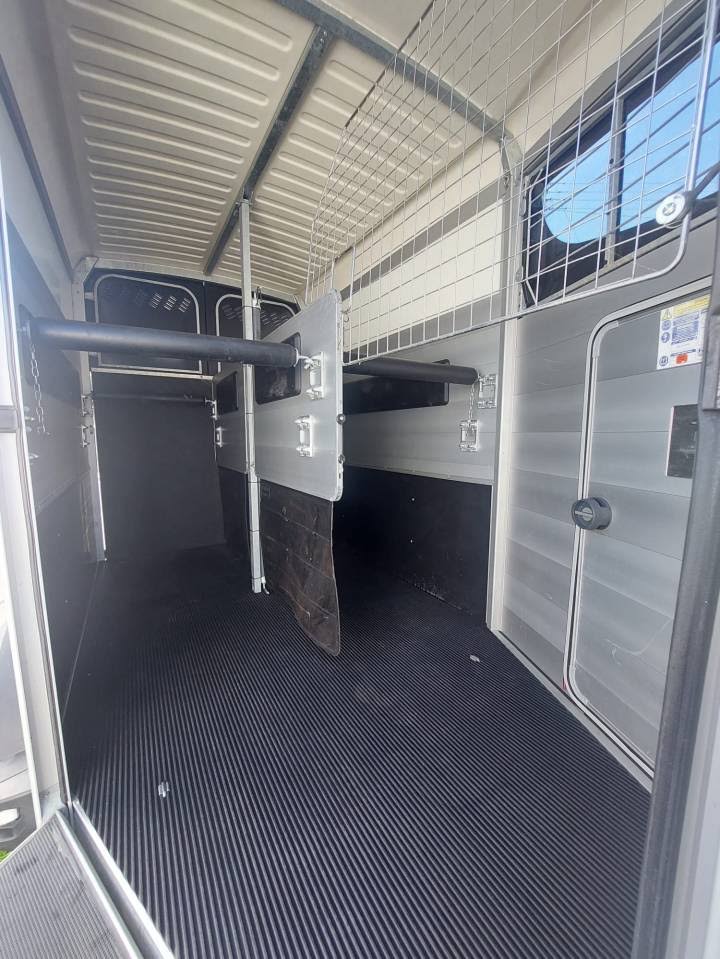 Van HBX511, 2 places pour chevaux spacieux – reconditionné